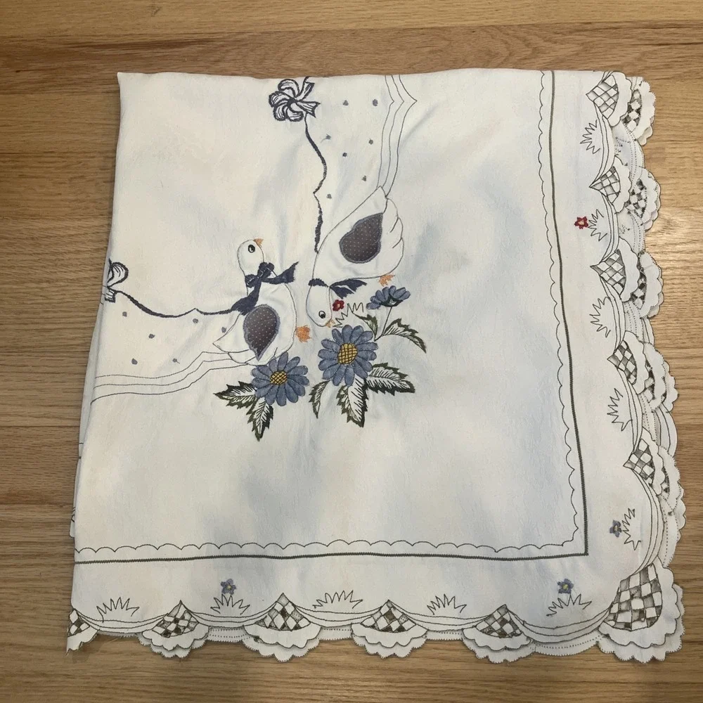 Vtg Matelasse Cloque Geese Tablecloth 3D Applique Scalloped Cutwork 32